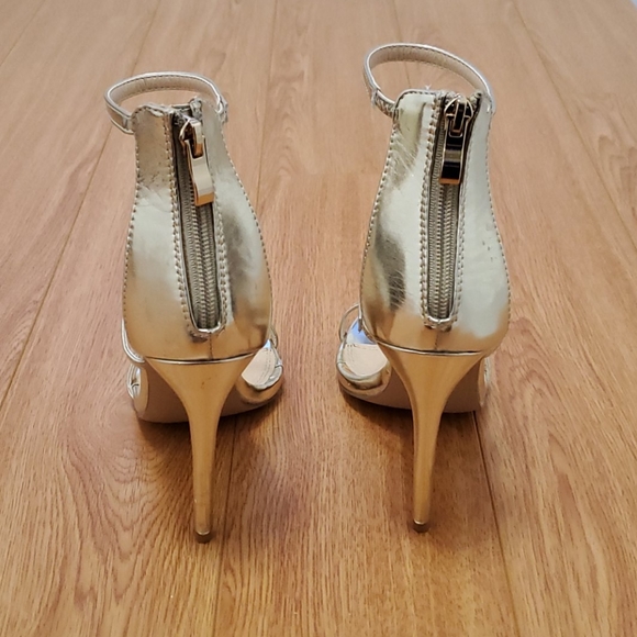 Gold high heeled strap sandals - Picture 2 of 4